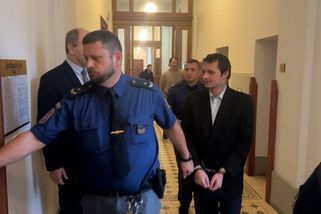 Táhl přítelkyni za vlasy obličejem po střepech, dostal tři roky. Žena s ním zůstala - Novinky